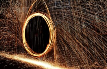 dazzling-display-of-light-and-motion-with-steel-wool-sparks-captured-at-night
